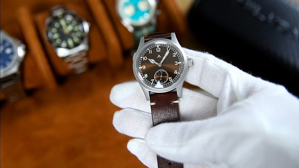 Militado D12 v2 - screw-down crown