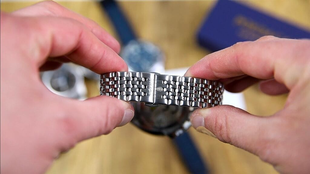 Poedagar 682 - signed butterfly clasp