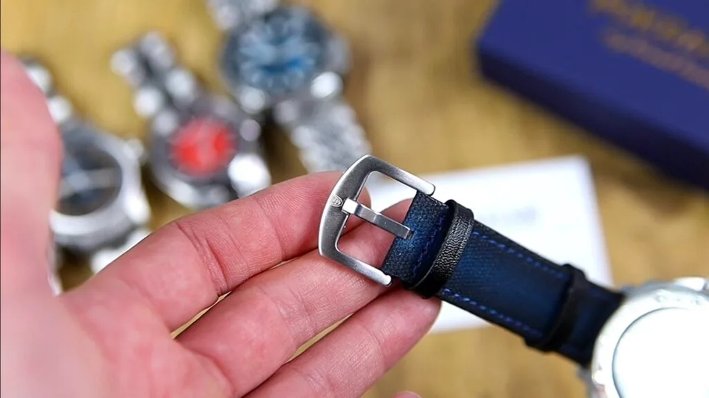 Poedagar 690 - signed clasp