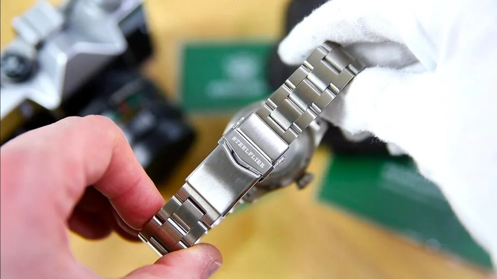 Steelflier SF746 - signed secure clasp