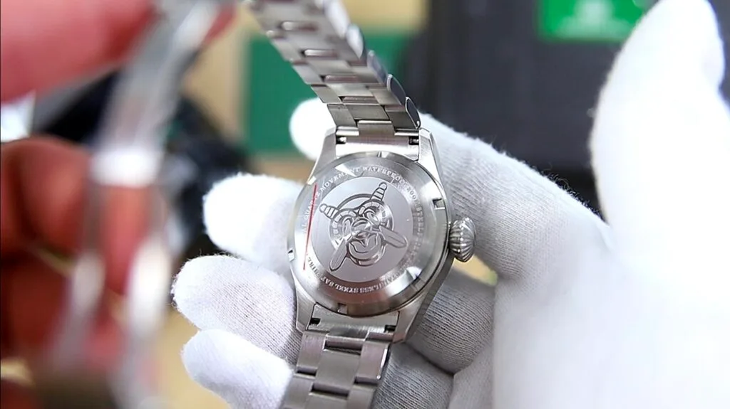 Steelflier SF746 - screw-down caseback