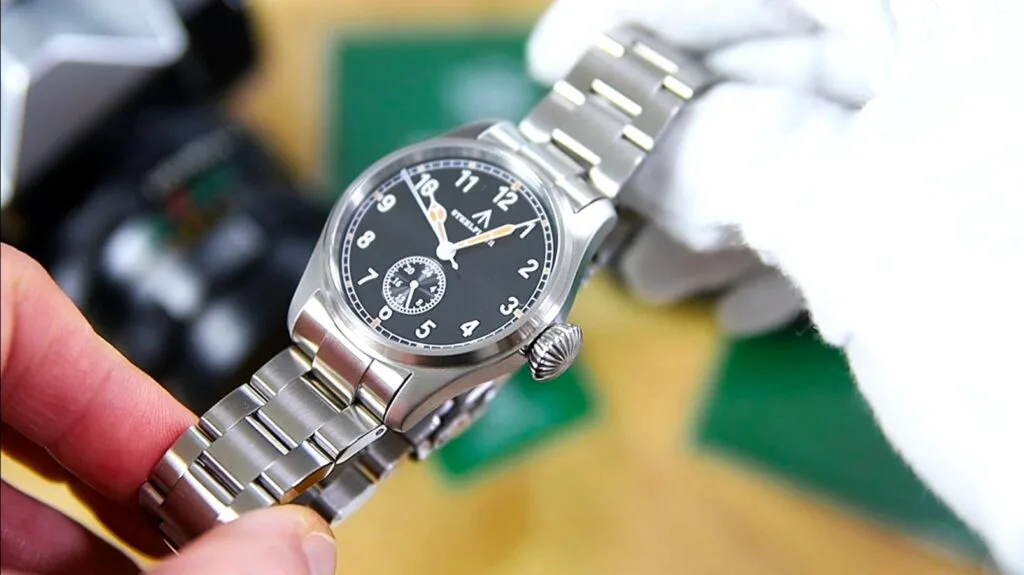 Steelflier SF746 - screw-down crown