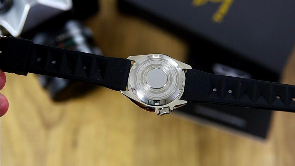 Tandorio GMT - screw-down caseback