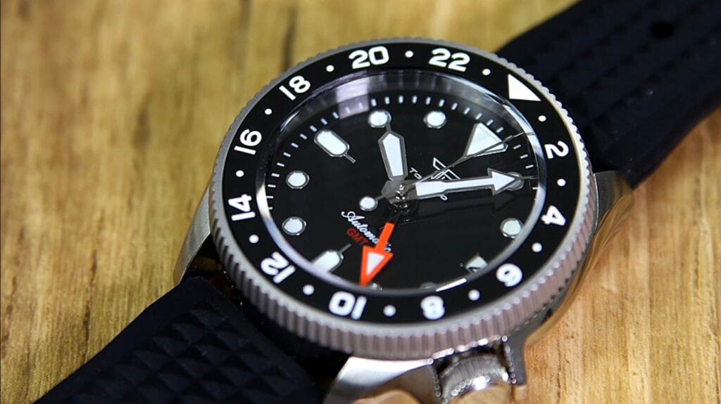 Tandorio GMT - bevelled sapphire crystal