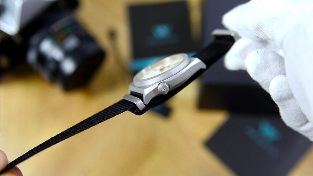 WM Watch WM216 - screw-down crown