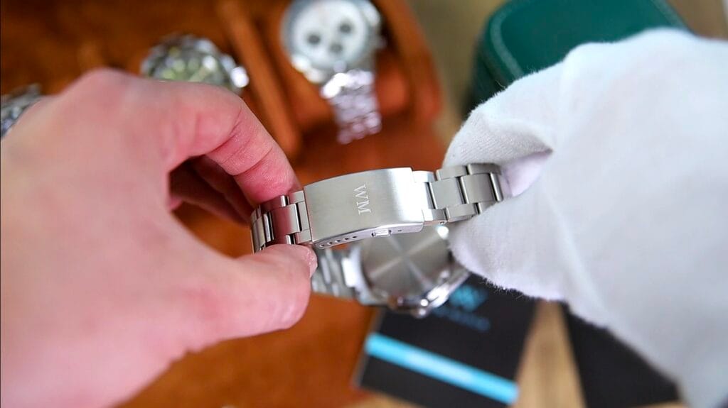 WM Watch WM226 - signed clasp