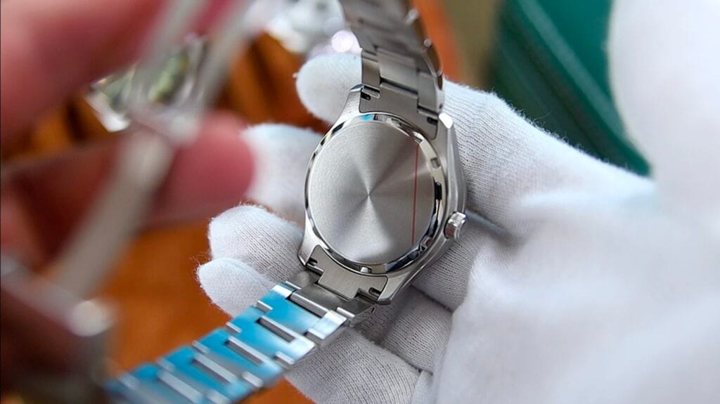 WM Watch WM226 - screw-down caseback