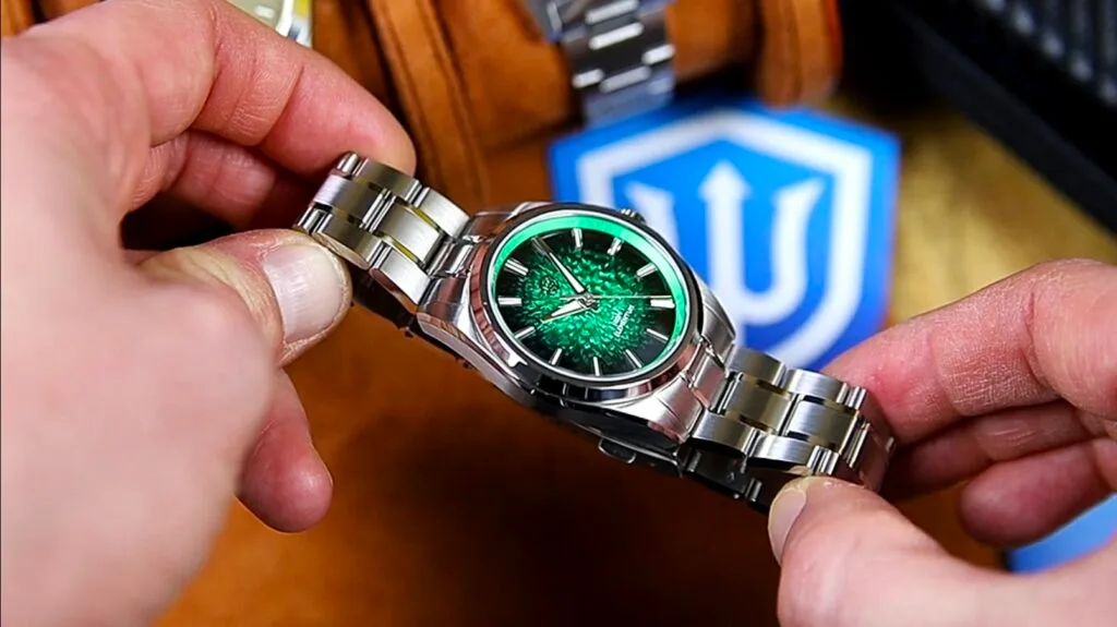 Watchdives WD0003C - brushed and polished surfaces on case