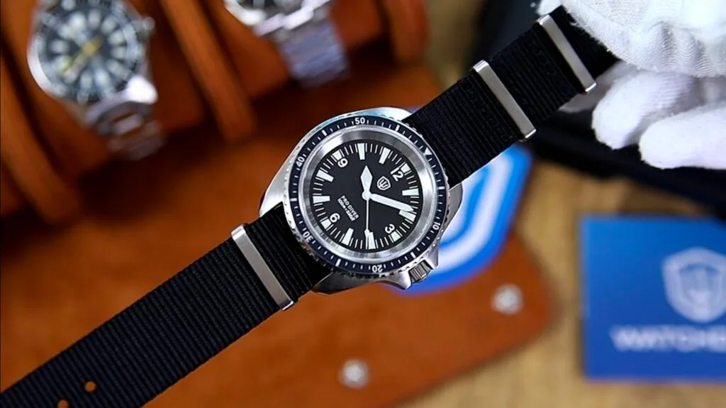 Watchdives WD1980 - guarded screw-in crown