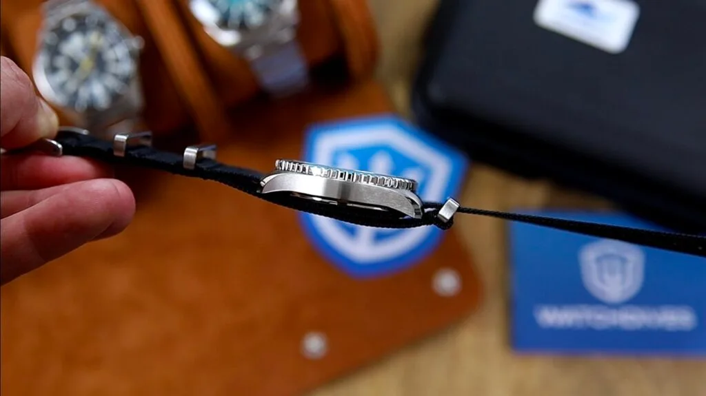 Watchdives WD1980 - brushed case flanks