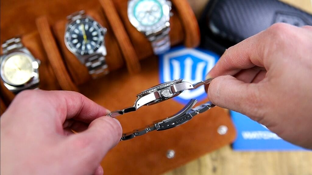 Watchdives WD5513 Watch Review - signed screw-down crown