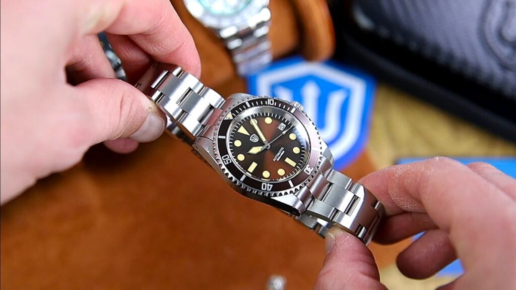 Watchdives WD5513 Watch Review - drilled lugs