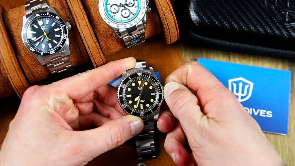 Watchdives WD5513 Watch Review - screw-in crown