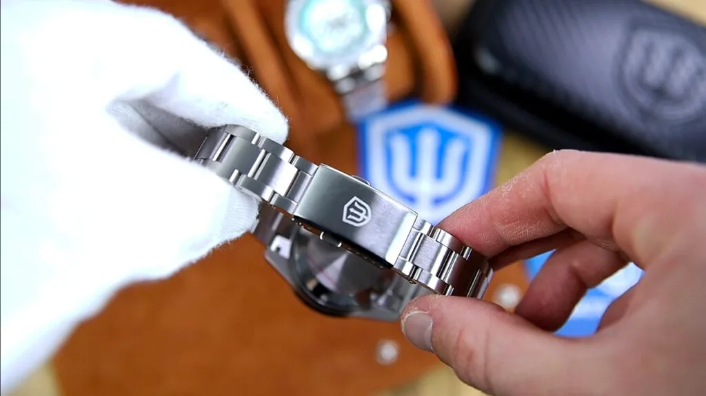 Watchdives WD5513 Watch Review - milled and signed double pusher clasp
