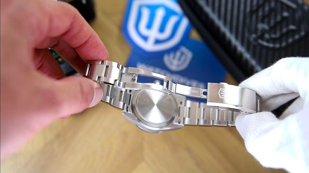 Watchdives WD7922 Watch Review - milled folding wing