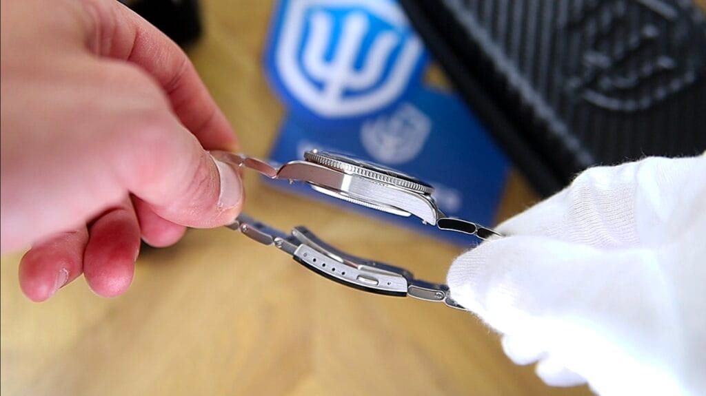 Watchdives WD7922 Watch Review - brushed case finish