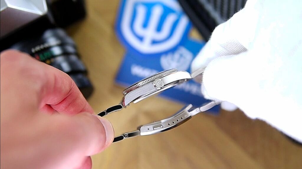 Watchdives WD7922 Watch Review - signed screw-down crown