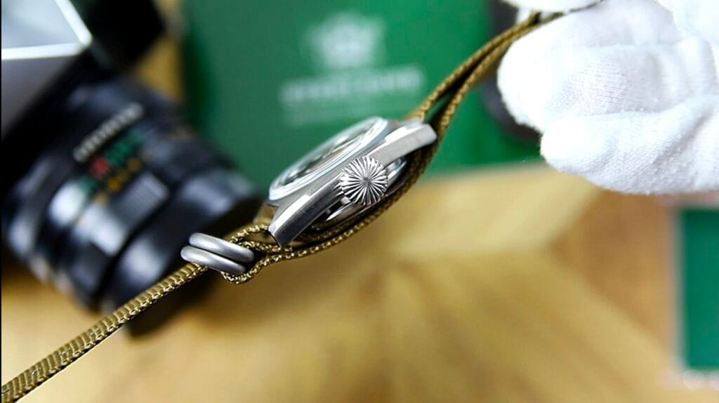 Steelflier SF745 - screw-down crown