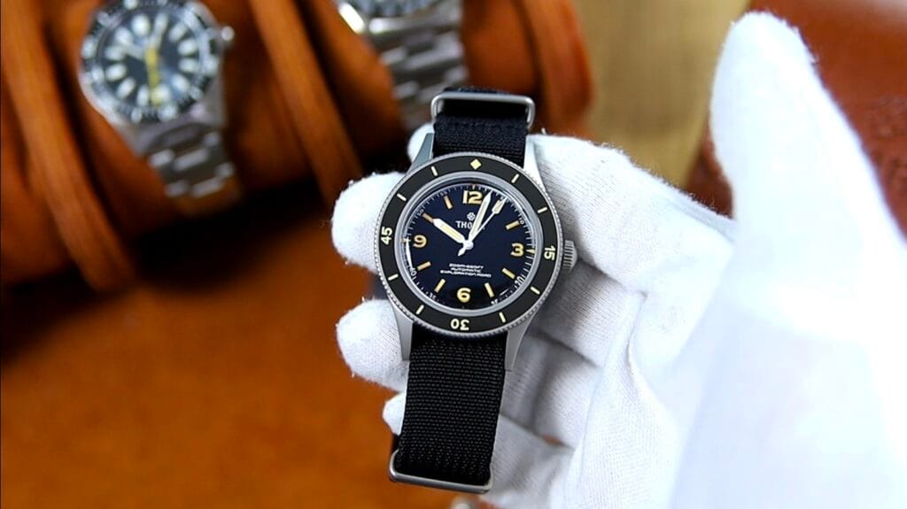 Thorn SHY033 - glossy black dial