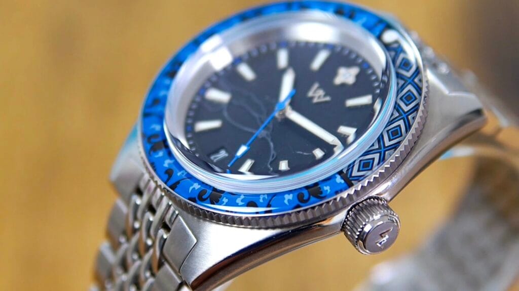 WM Watch WM220 - screw-down crown