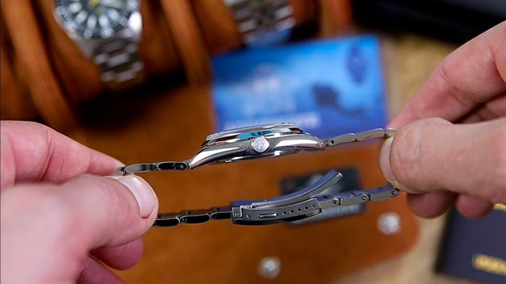 Addiesdive AD2096 - signed screw-in crown