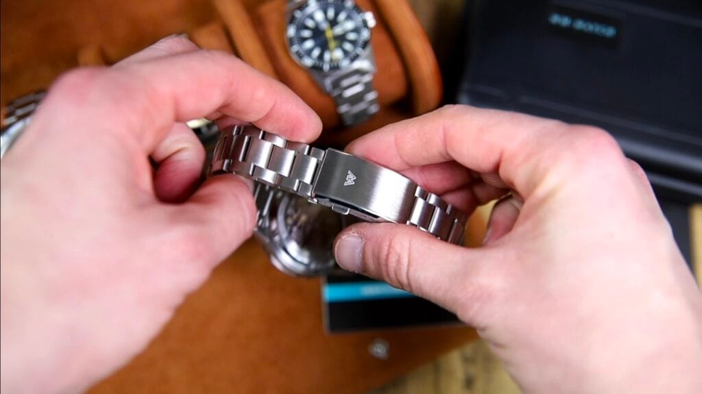 WM Watch WM244 - double pusher release clasp