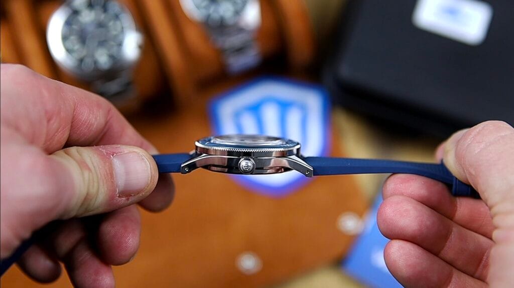 Watchdives WD50Q - signed screw-in crown