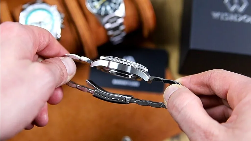 Wishdoit WSD9007 Watch - down turned lugs